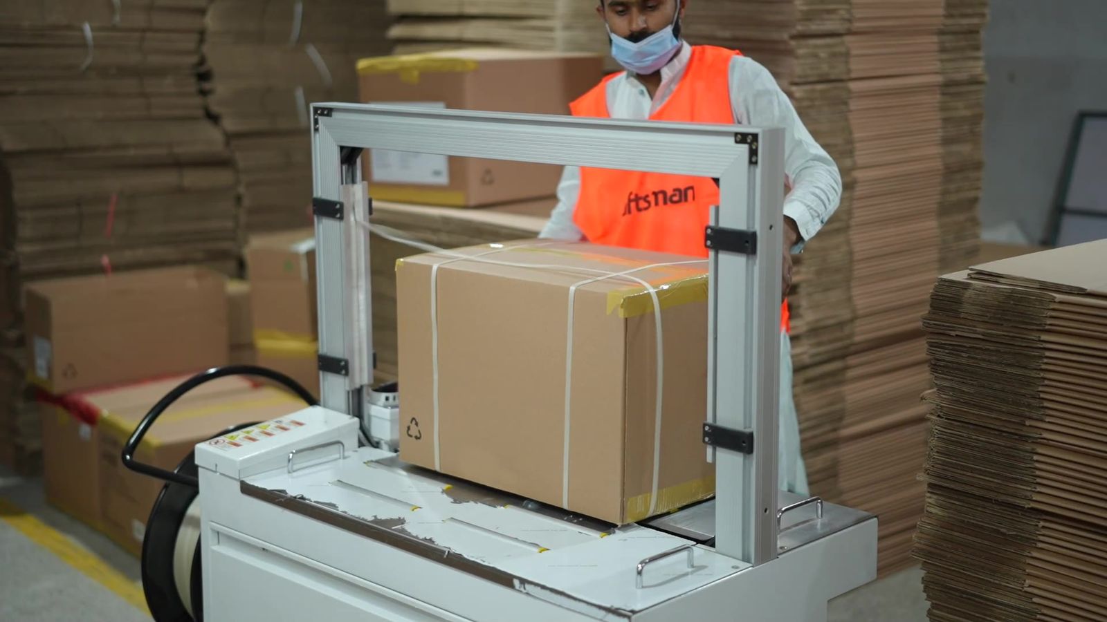 Automatic carton strapping machine