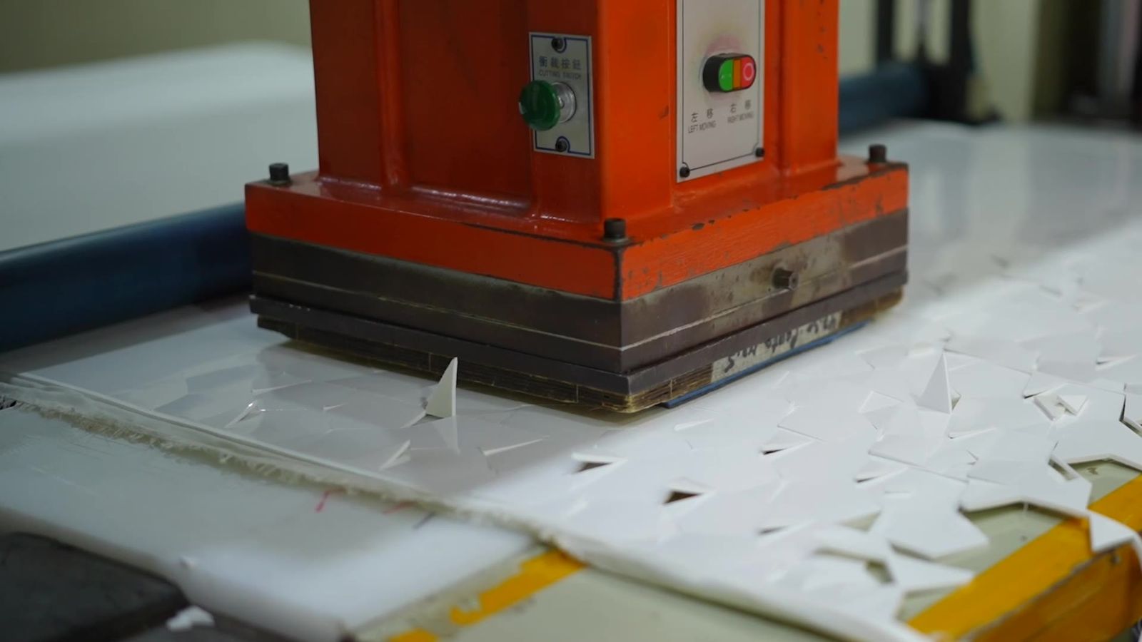 Hydraulic cutting press cutting ball panels